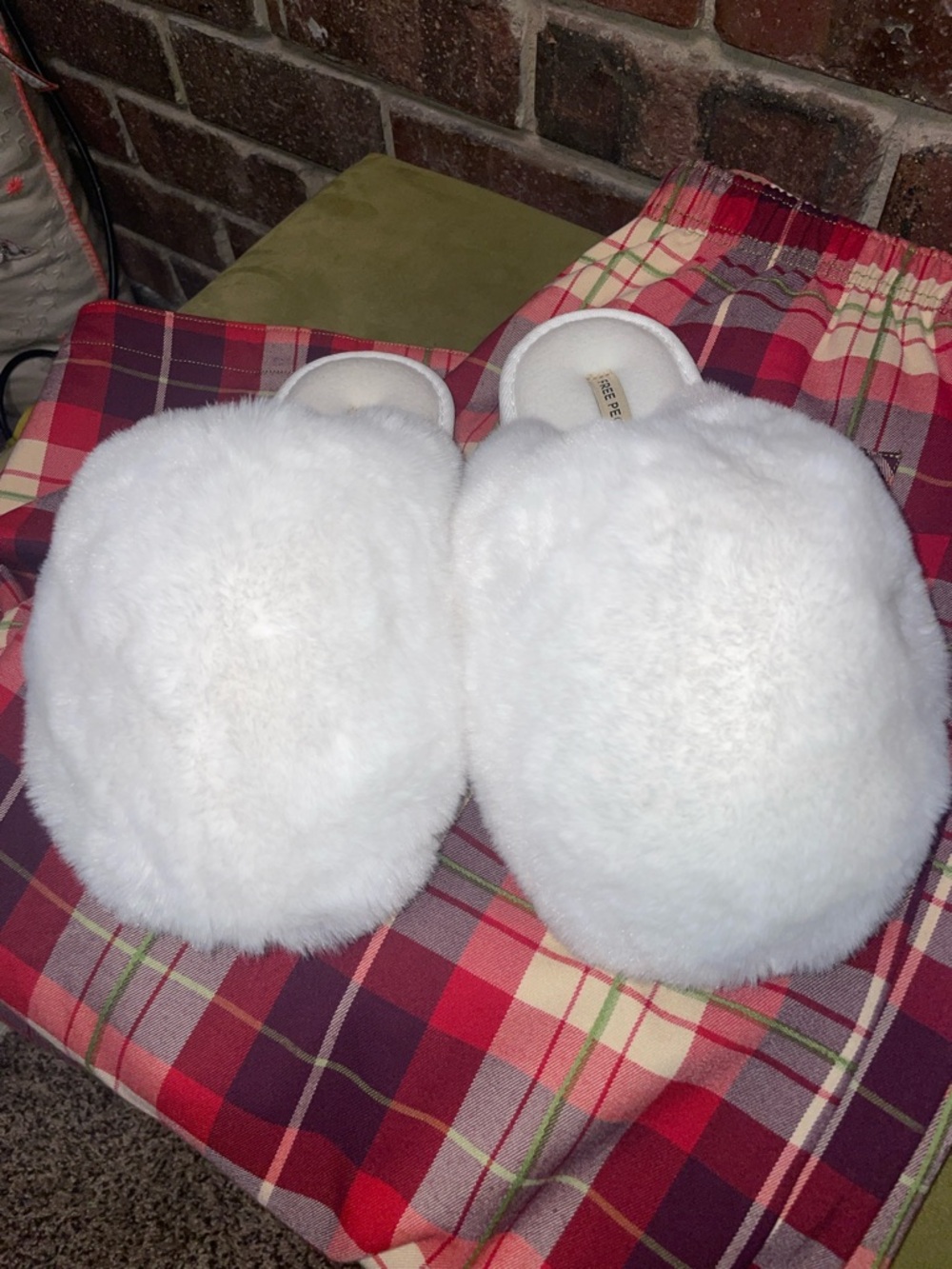 Free People SNOWBALL SLIPPERS IN SNOW FAUX FUR NEW - Picture 2 of 3